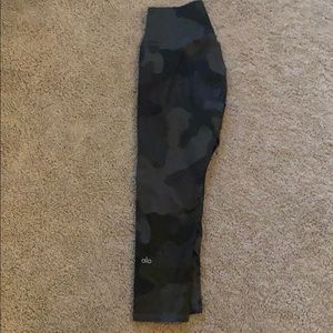 Women’s Alo camo workout capris